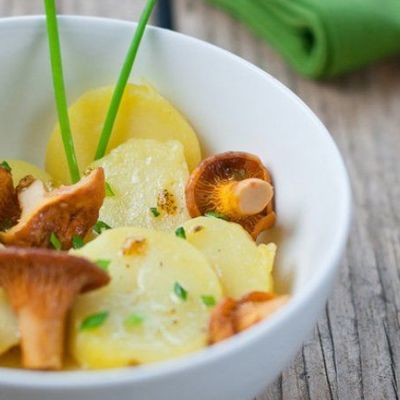 Картофельный салат с лисичками