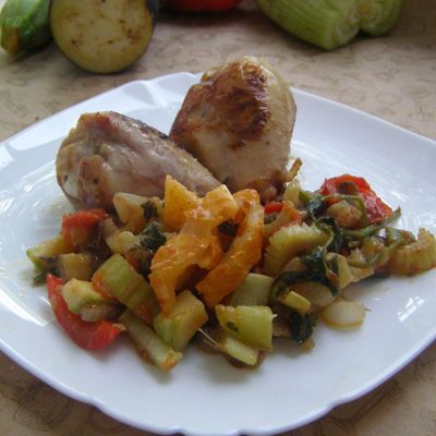 Жареная курица с овощами