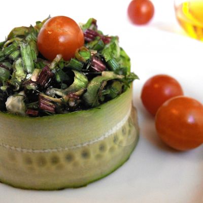 Зеленый салат со свекольной ботвой