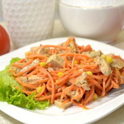 Яркий и вкусный салат из куриного филе, кукурузы и морковки по-корейски