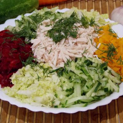 Овощной салат с курицей