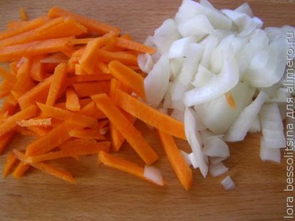 режем лук и морковь